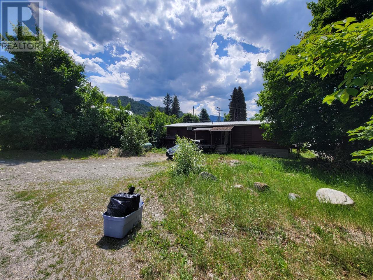 316 6th Avenue, New Denver, British Columbia  V0G 1S0 - Photo 3 - 2471407