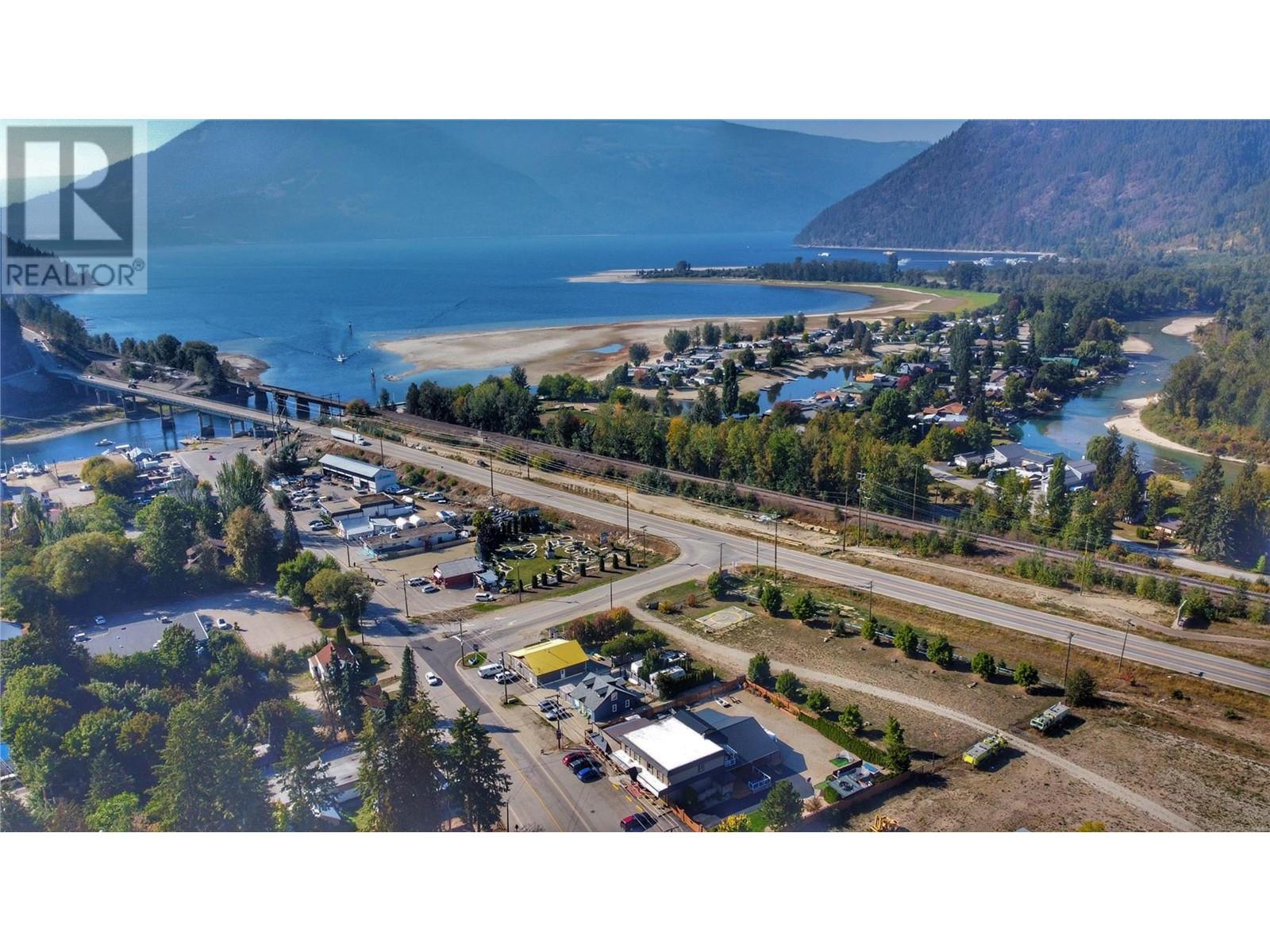 401 Finlayson Street, Sicamous, British Columbia  V0E 2V0 - Photo 3 - 10286053