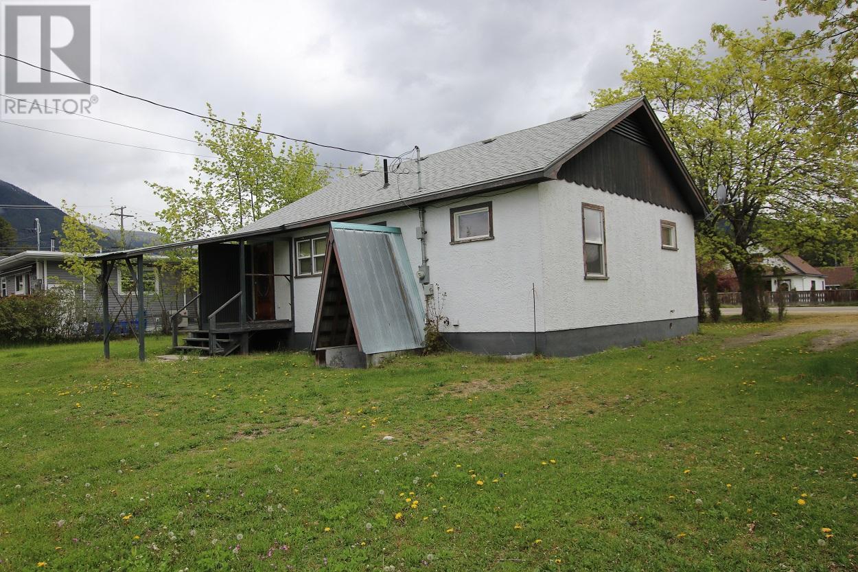 312 6th Avenue, Nakusp, British Columbia  V0G 1R0 - Photo 11 - 2474779