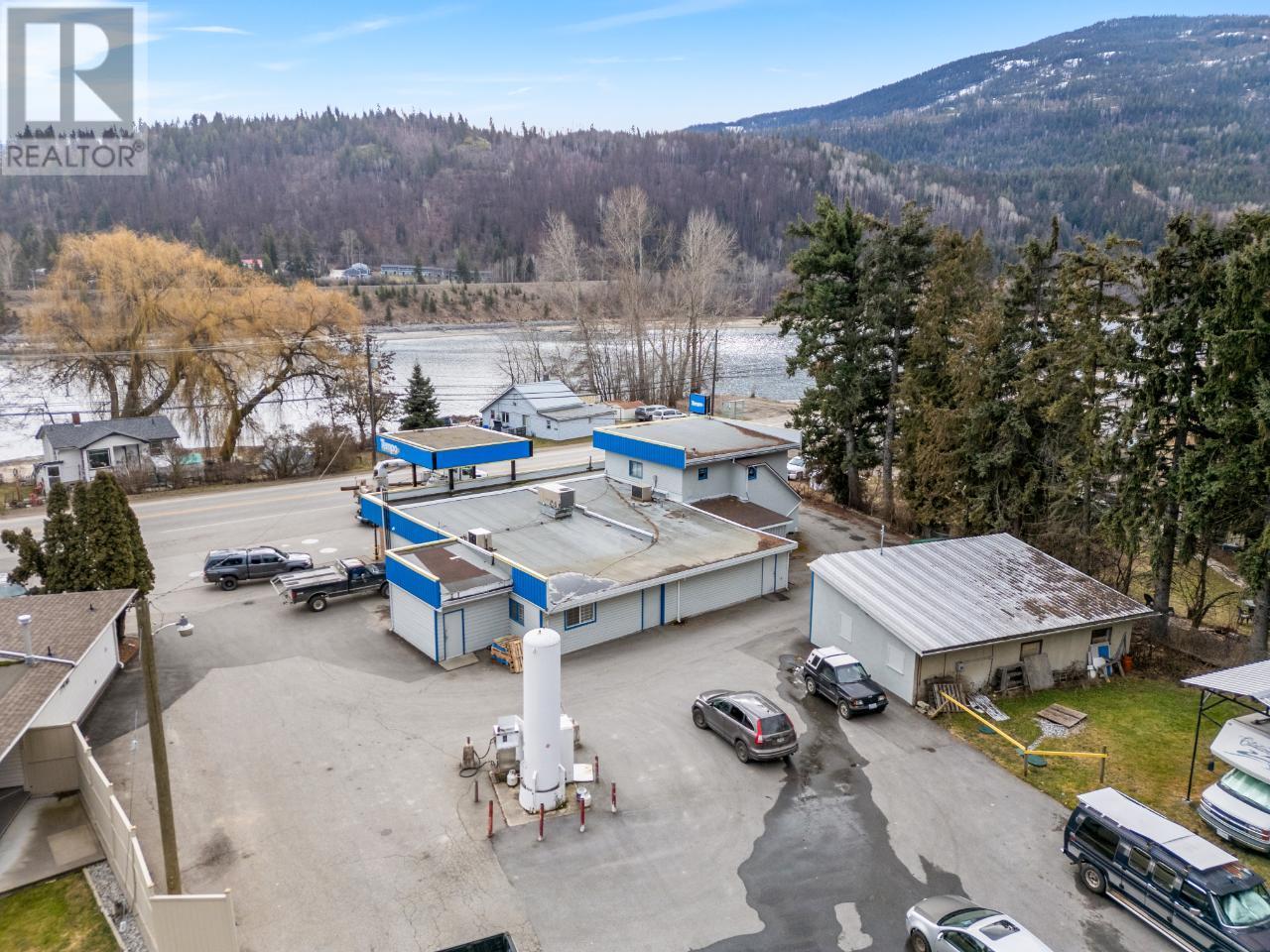 2593 Bwater Rd Road, Castlegar, British Columbia  V0G 1X0 - Photo 4 - 2475519