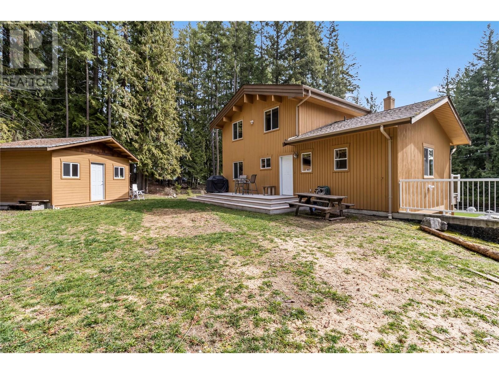 7889 Gardiner Road, Anglemont, British Columbia  V0E 1M8 - Photo 46 - 10304701