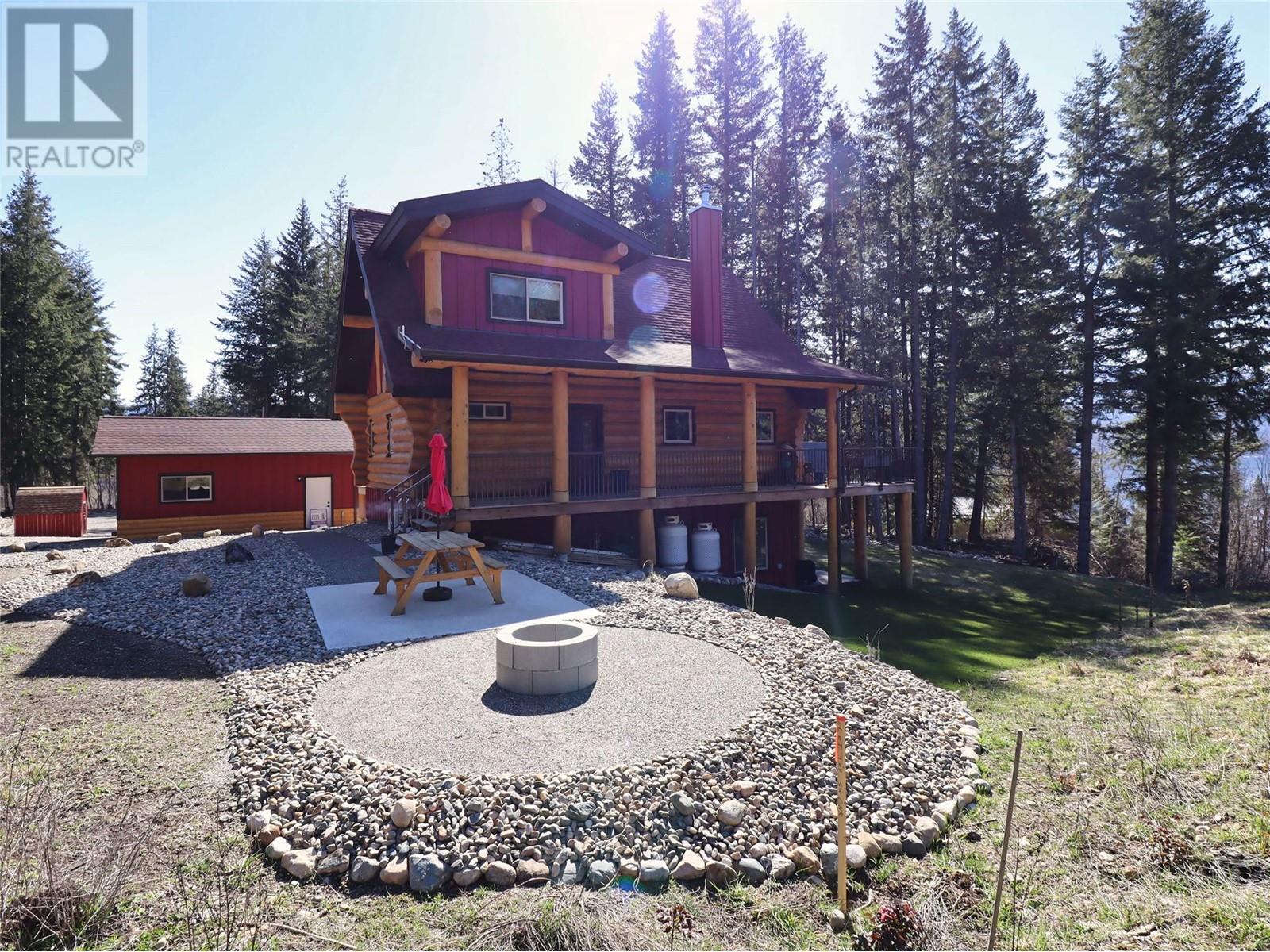 2589 Airstrip Road, Anglemont, British Columbia  V0E 1M8 - Photo 10 - 10309744