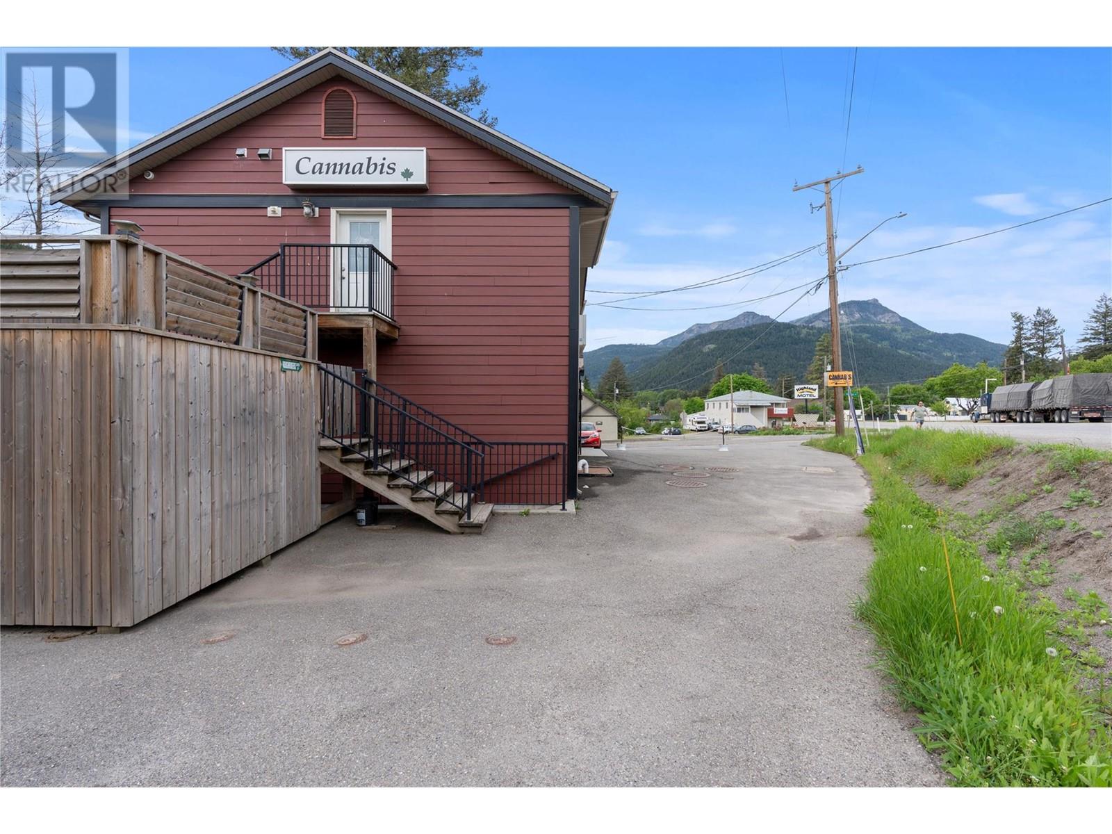 5661 97 Highway, Falkland, British Columbia  V0E 1W0 - Photo 36 - 10314352