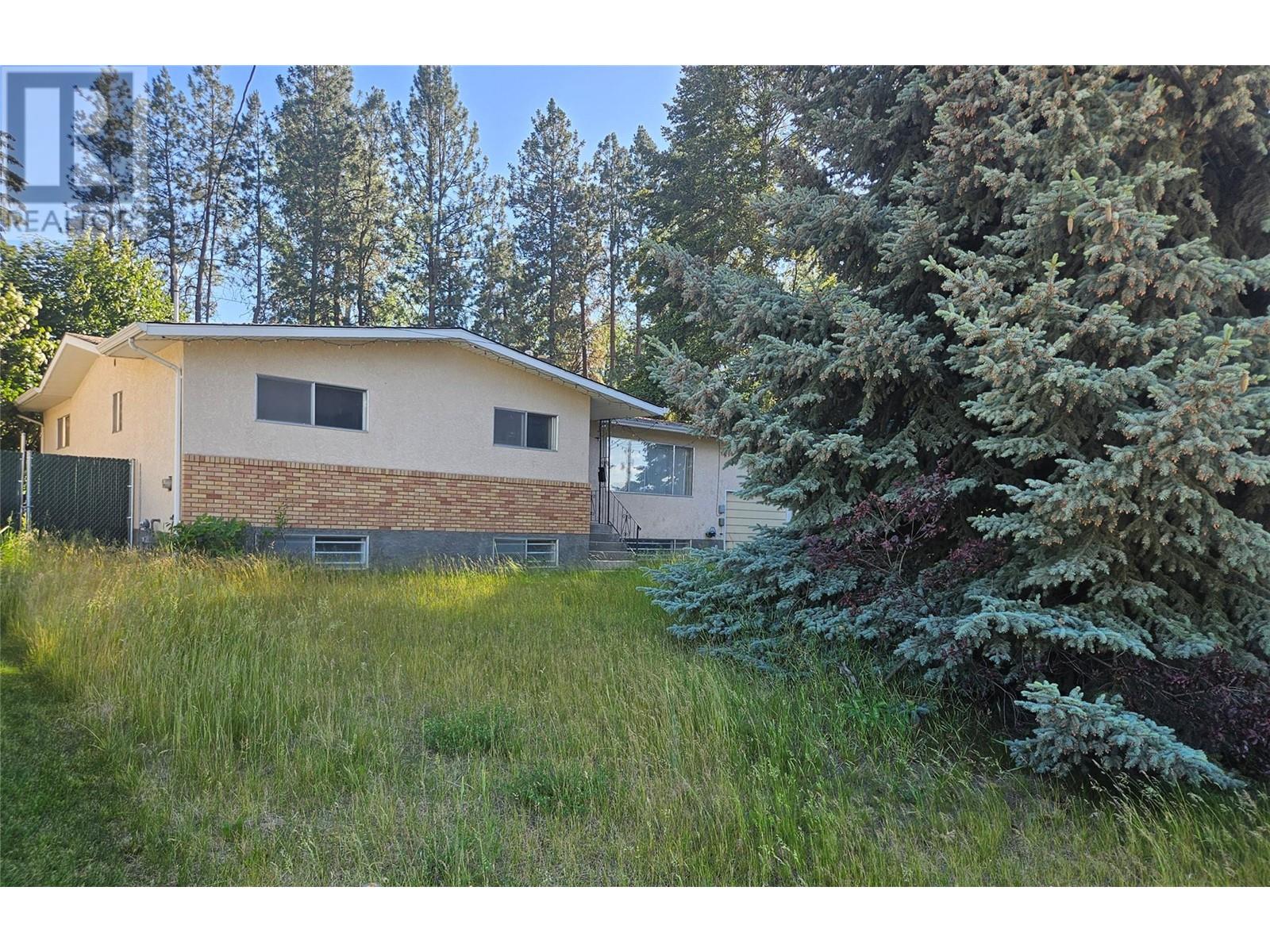 305 & 295 Clarissa Road, Kelowna, British Columbia  V1X 1C7 - Photo 2 - 10317011