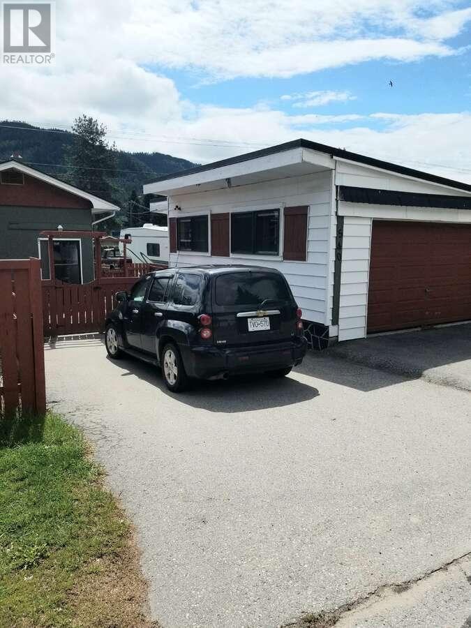 540 10th Avenue, Montrose, British Columbia  V0G 1P0 - Photo 3 - 2478117