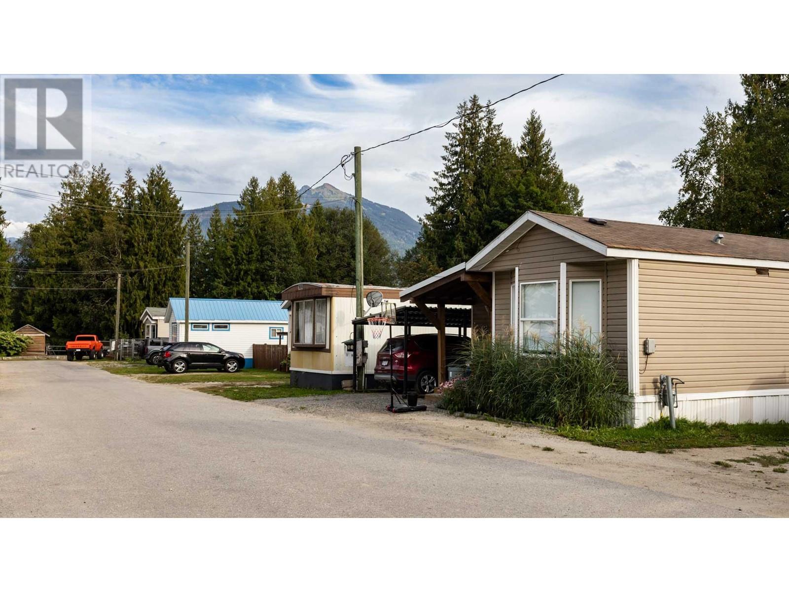 978 Lundell Road, Revelstoke, British Columbia  V0E 2S0 - Photo 9 - 10322327