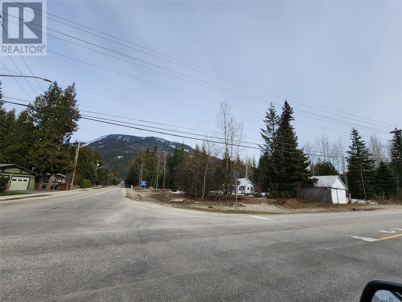 2102 Airport Way, Revelstoke, British Columbia  V0E 2S0 - Photo 3 - 10322373