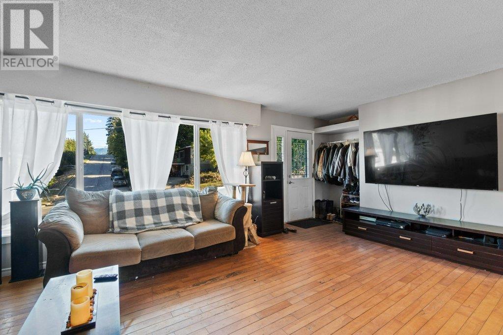 910 Okanagan Avenue Se, Salmon Arm, British Columbia  V1E 1H3 - Photo 5 - 10323274