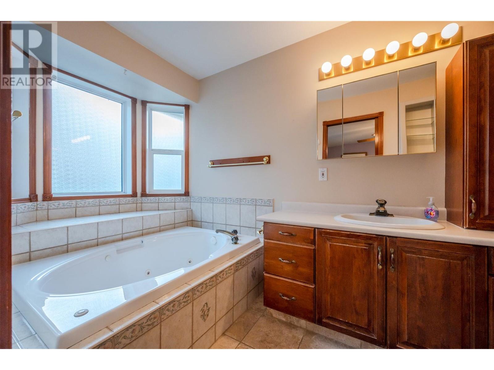 981 Peachcliff Drive, Okanagan Falls, British Columbia  V0H 1R1 - Photo 7 - 10324291