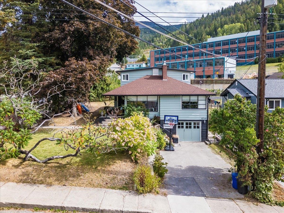 424 Sixth Street, Nelson, British Columbia  V1L 2Y3 - Photo 2 - 2479674