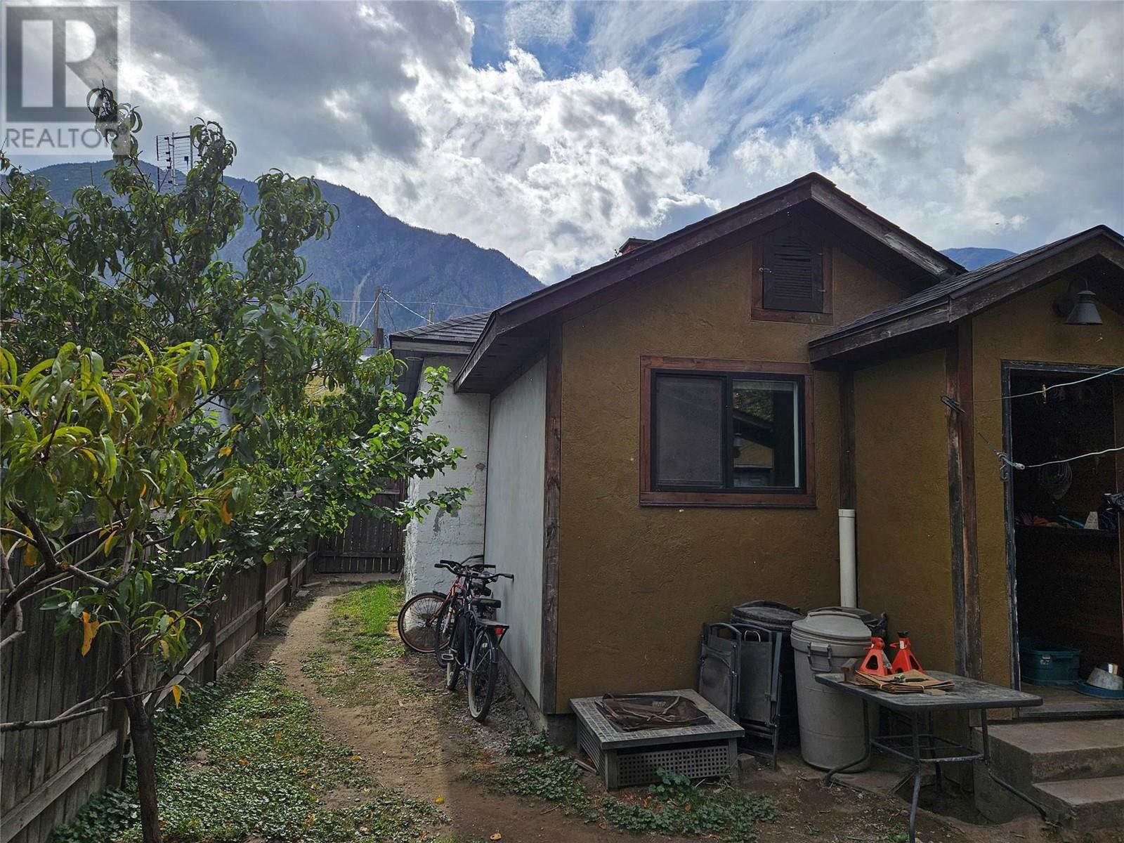 608 6th Avenue, Keremeos, British Columbia  V0X 1N3 - Photo 10 - 10325843