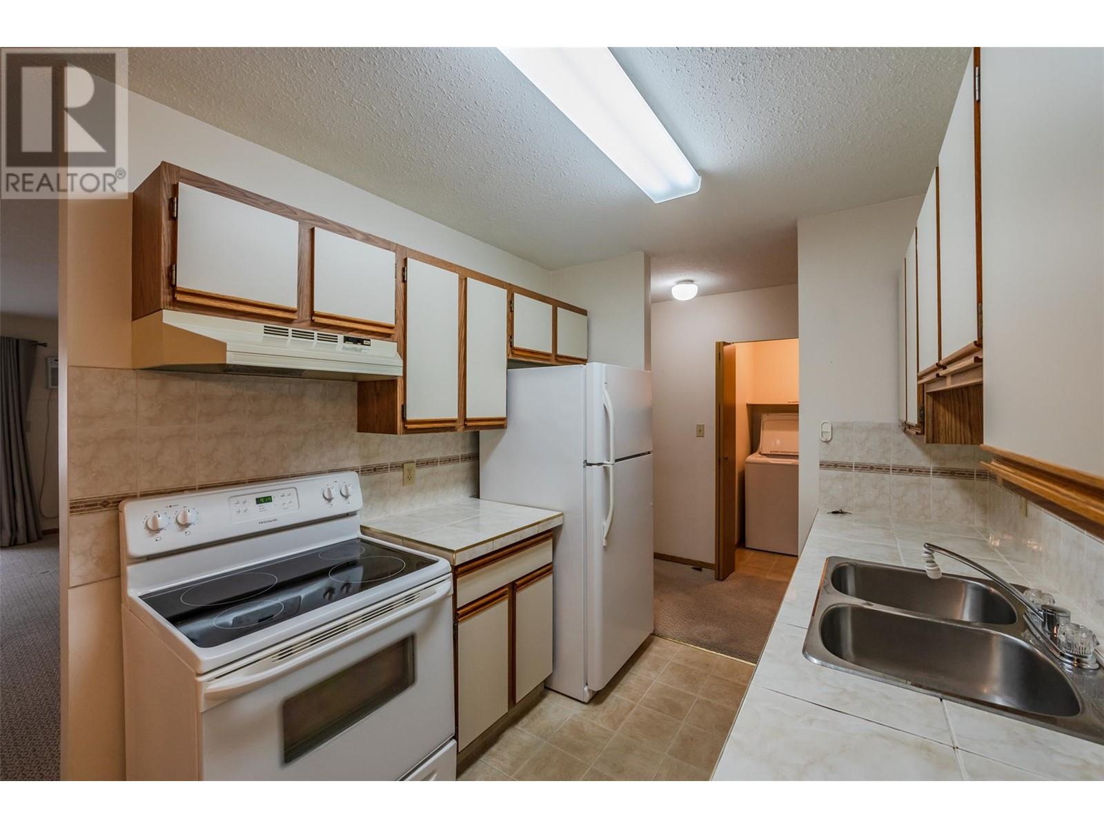 284 Yorkton Avenue Unit# 404, Penticton, British Columbia  V2A 3V5 - Photo 2 - 10326569