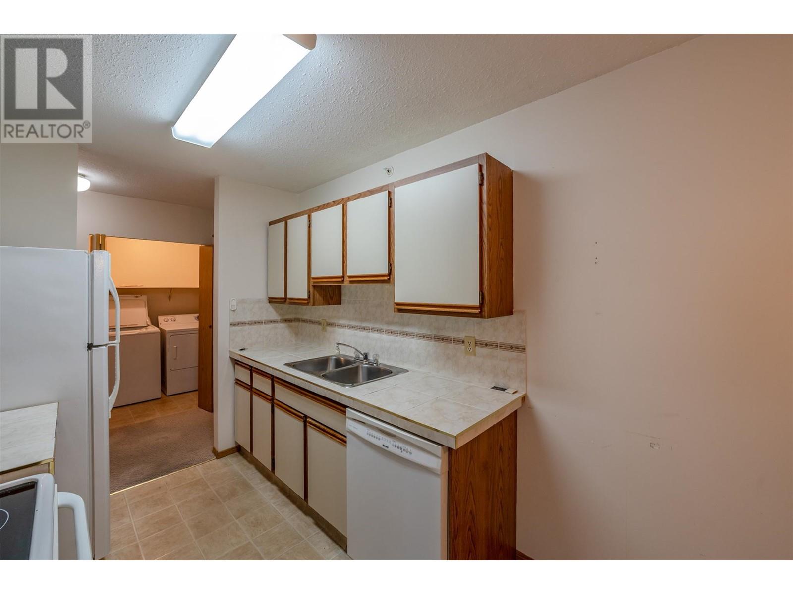 284 Yorkton Avenue Unit# 404, Penticton, British Columbia  V2A 3V5 - Photo 3 - 10326569