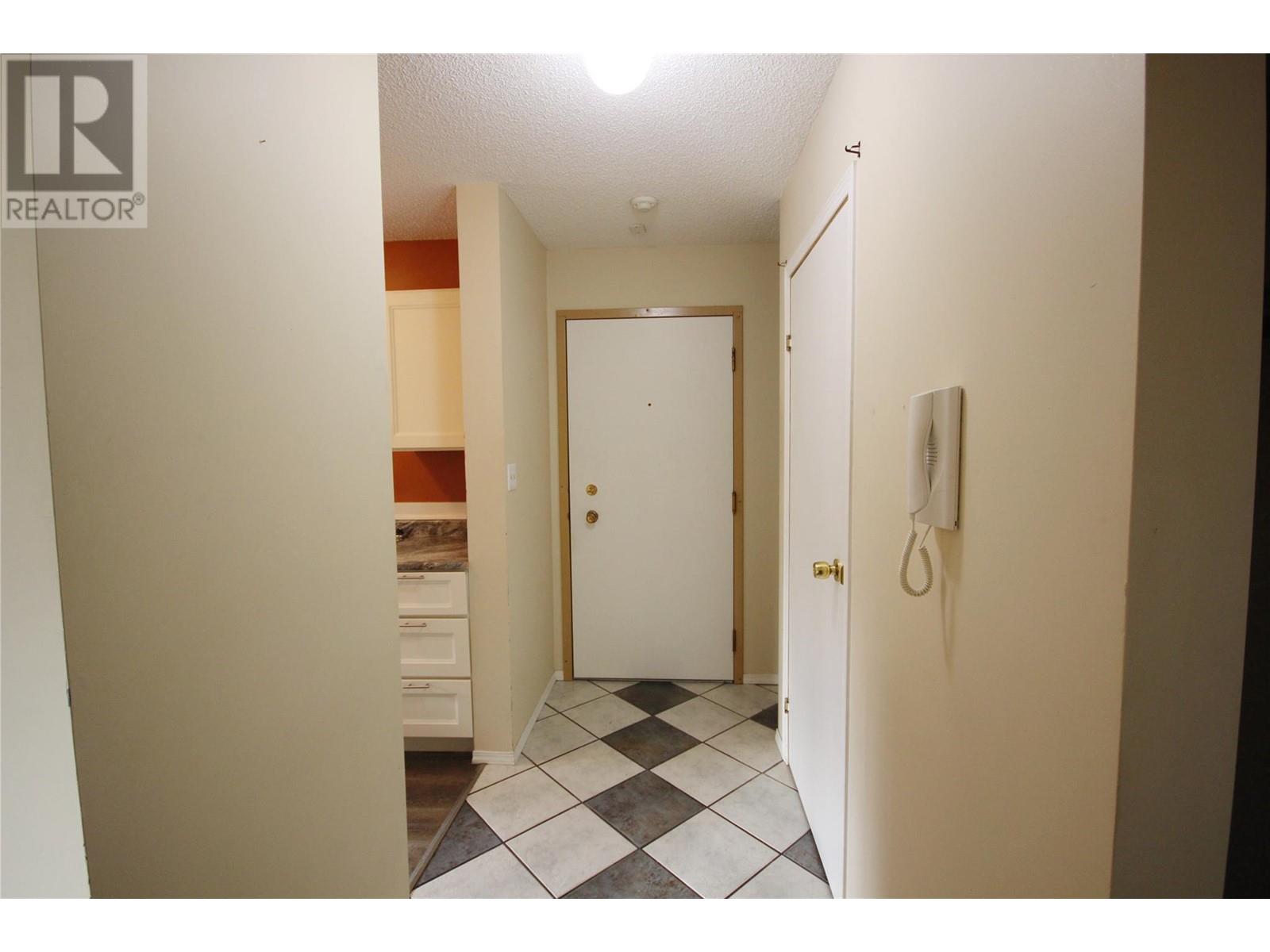 110 Skaha Place Unit# 303, Penticton, British Columbia  V2A 7L1 - Photo 3 - 10327908