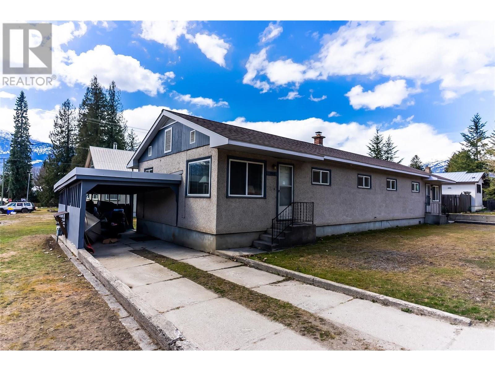 905 Victoria Road, Revelstoke, British Columbia  V0E 2S0 - Photo 1 - 10327863