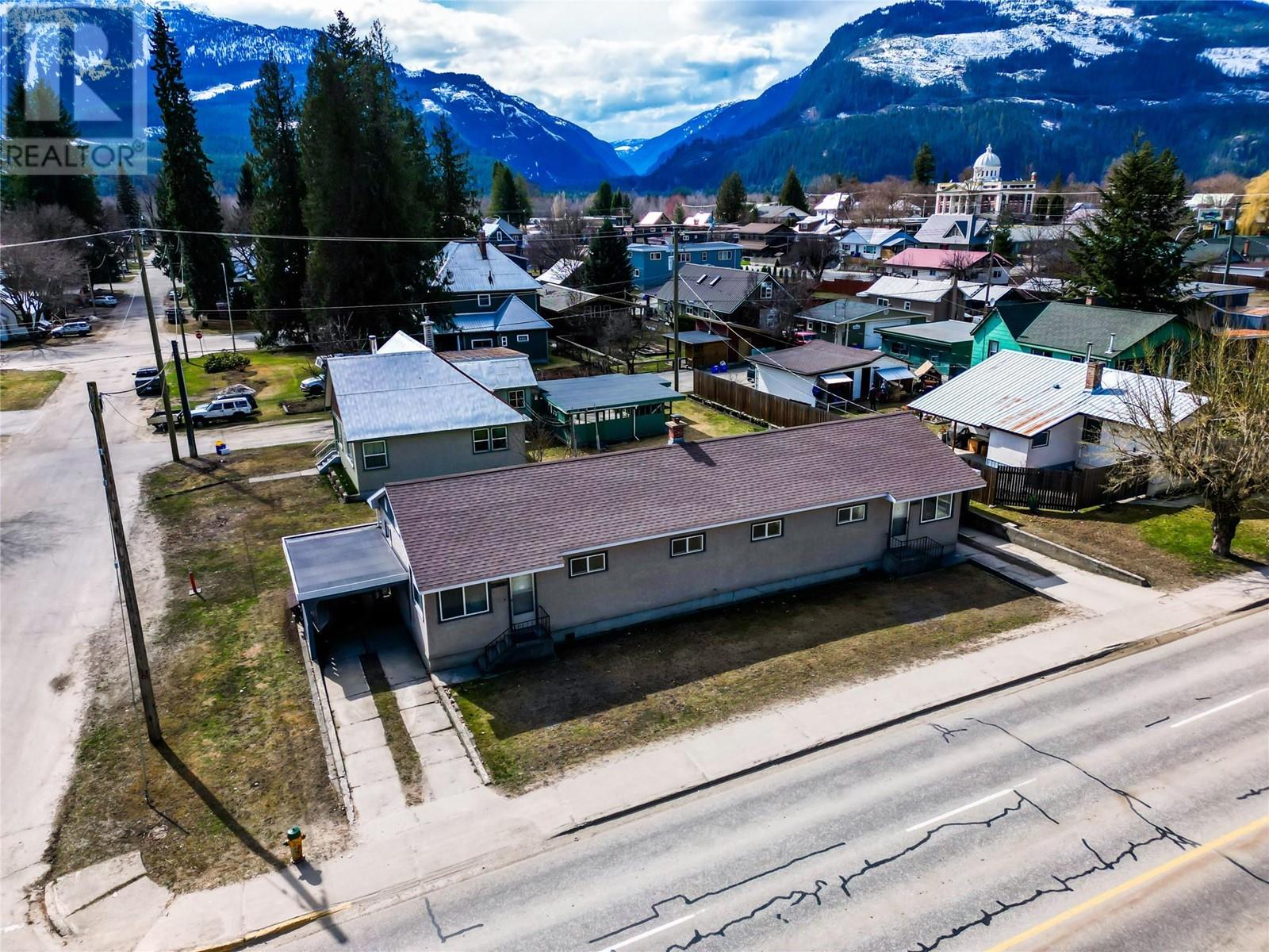 905 Victoria Road, Revelstoke, British Columbia  V0E 2S0 - Photo 5 - 10327863