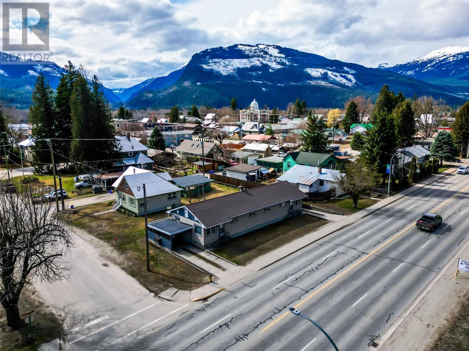 905 Victoria Road, Revelstoke, British Columbia  V0E 2S0 - Photo 6 - 10327863