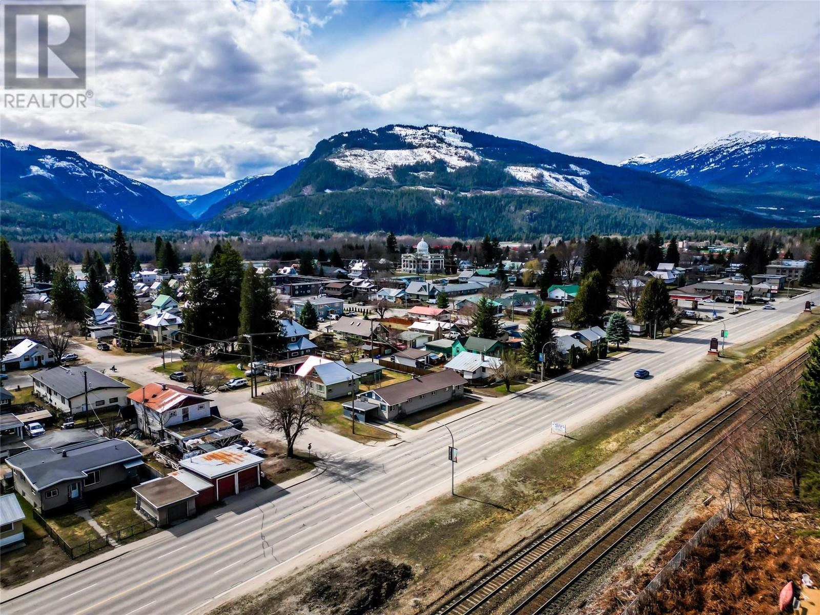 905 Victoria Road, Revelstoke, British Columbia  V0E 2S0 - Photo 8 - 10327863