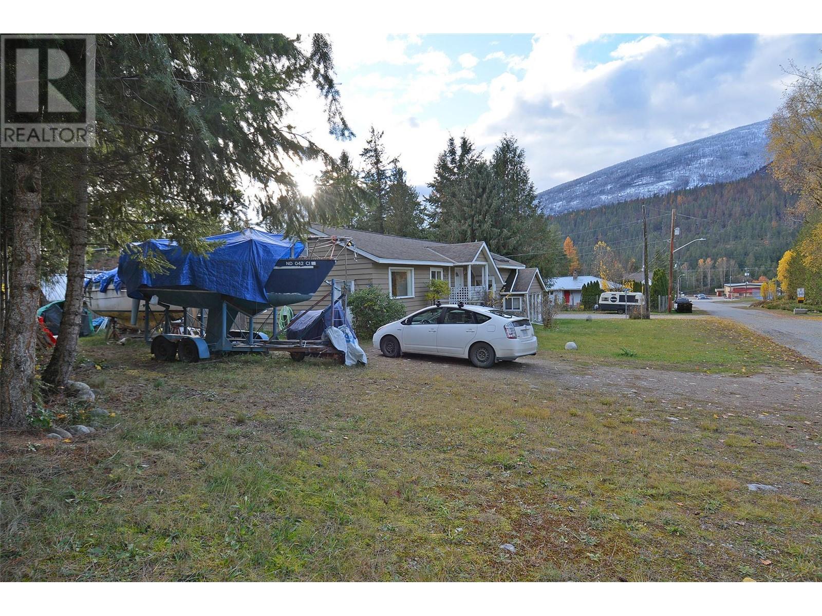 705 Giffin Avenue, Slocan, British Columbia  V0G 2C0 - Photo 40 - 10328011