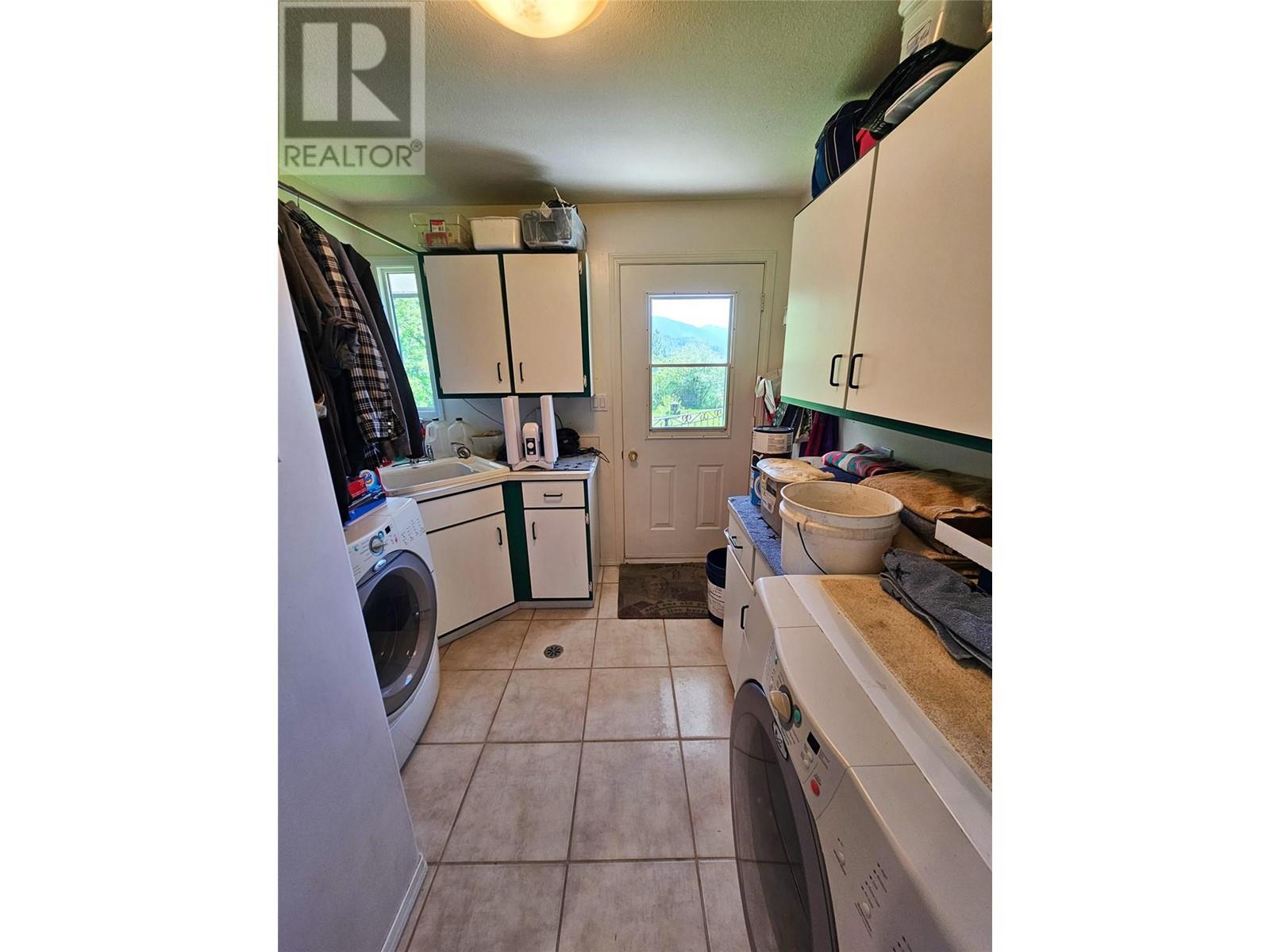 1392 Relkoff Road, Castlegar, British Columbia  V1N 4T8 - Photo 10 - 10328283