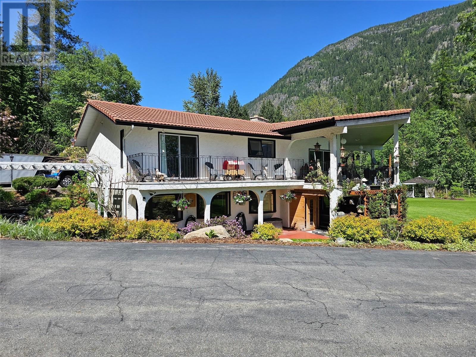 1392 Relkoff Road, Castlegar, British Columbia  V1N 4T8 - Photo 38 - 10328283