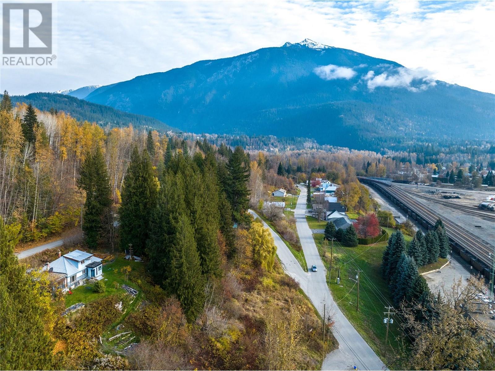 125 Maple Street, Revelstoke, British Columbia  V0E 2S0 - Photo 4 - 10329382