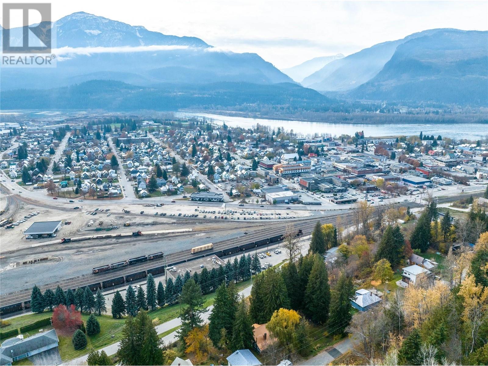 125 Maple Street, Revelstoke, British Columbia  V0E 2S0 - Photo 5 - 10329382