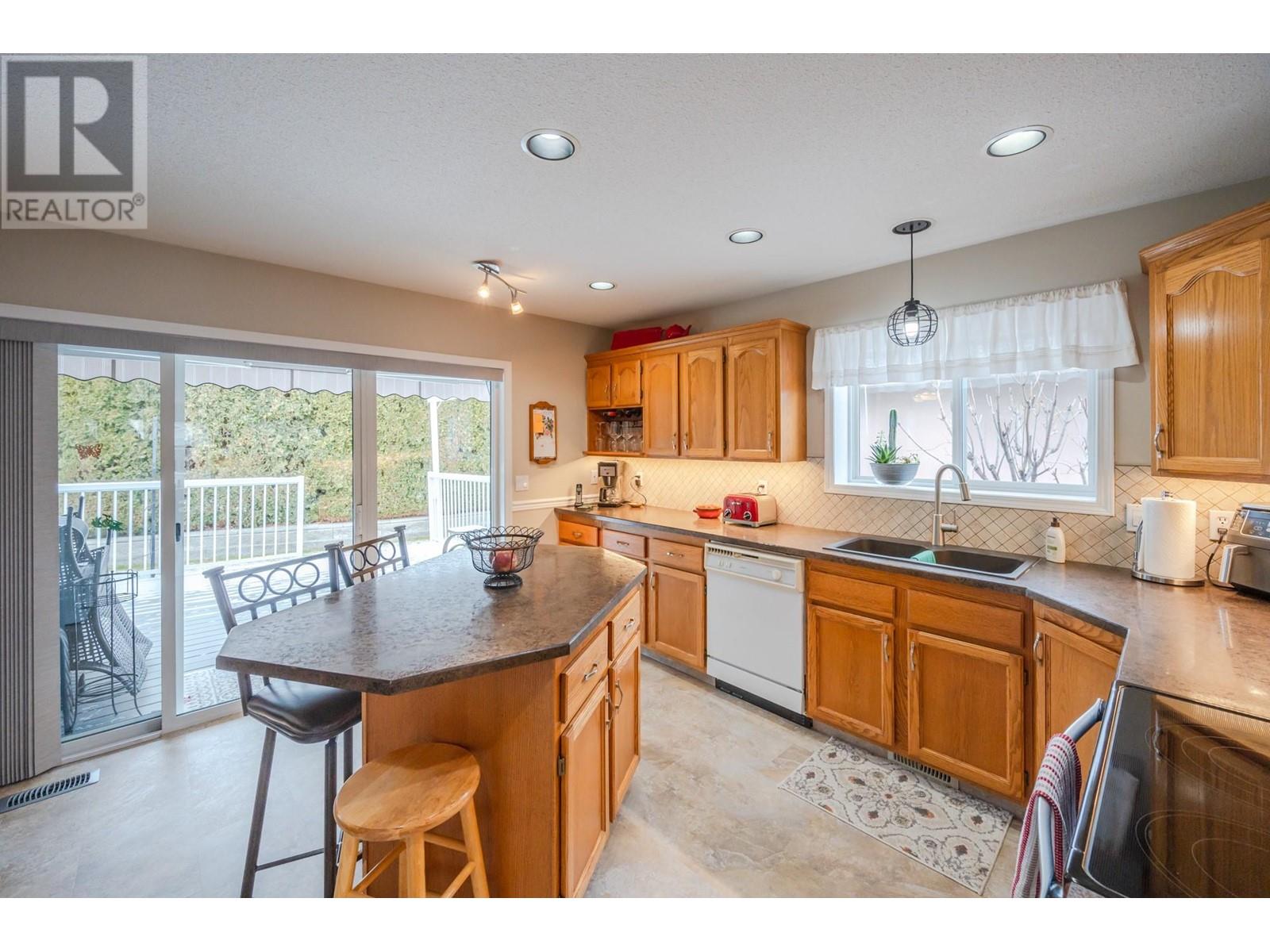 445 Ridge Place, Penticton, British Columbia  V2A 8N7 - Photo 6 - 10334432