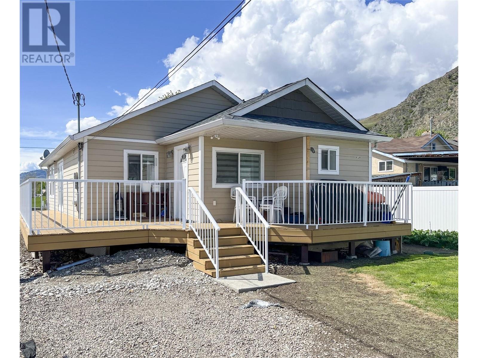 834 School Avenue, Oliver, British Columbia  V0H 1T0 - Photo 2 - 10334395