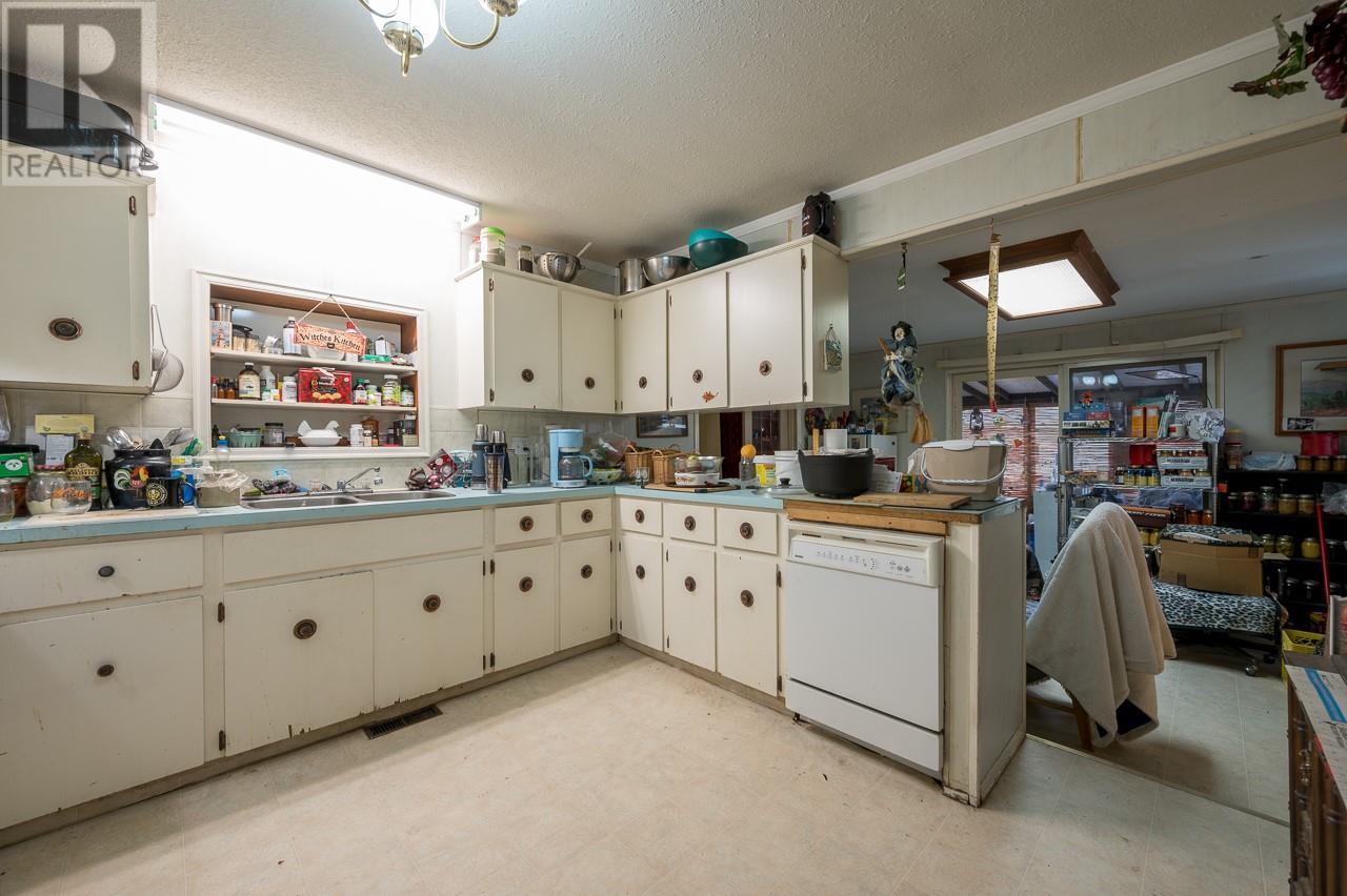 2810 Westsyde Road, Kamloops, British Columbia  V2B 7E3 - Photo 5 - 10336428