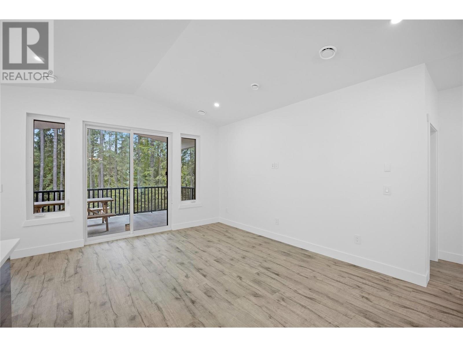 7279 Birch Close, Anglemont, British Columbia  V0E 1M8 - Photo 15 - 10343952