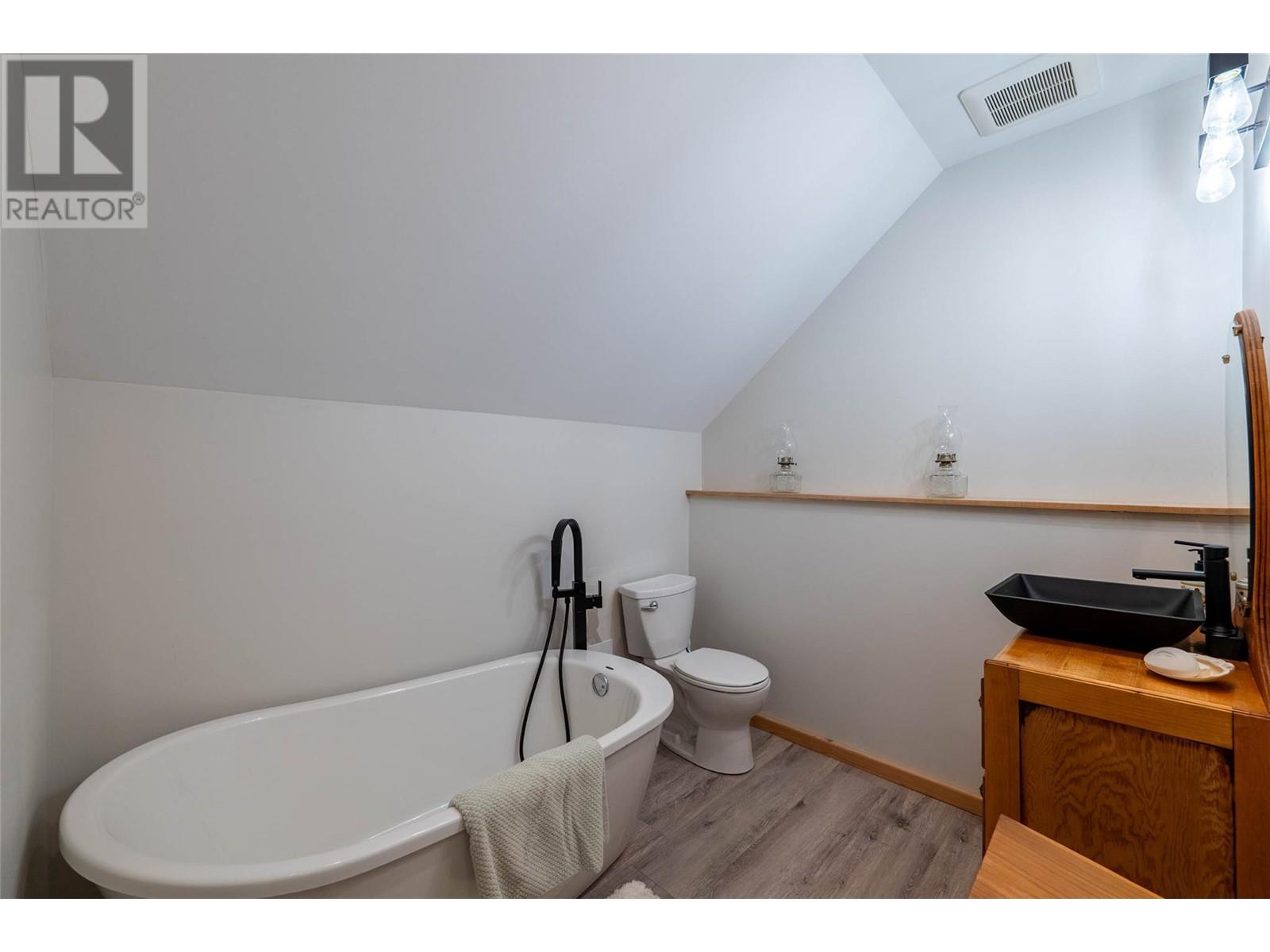 8774 6 Highway, Salmo, British Columbia  V0G 1Z0 - Photo 30 - 10343213
